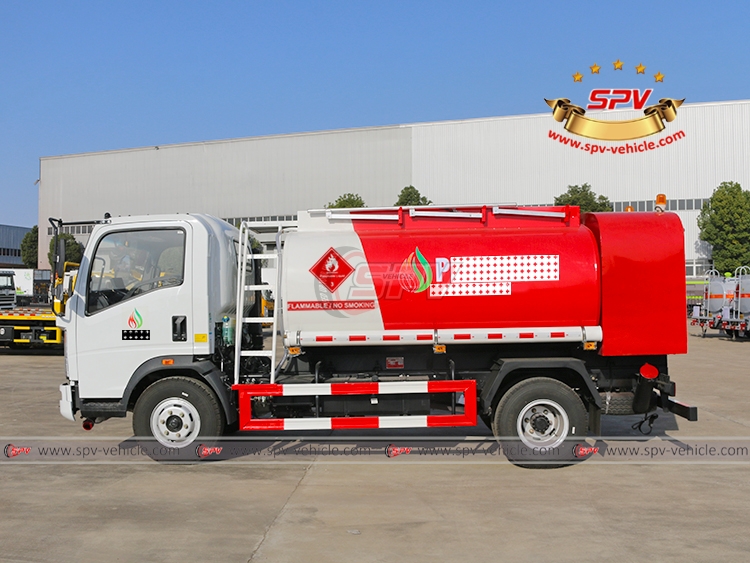 6,000 Litres Refueler Truck Sinotruk - LS